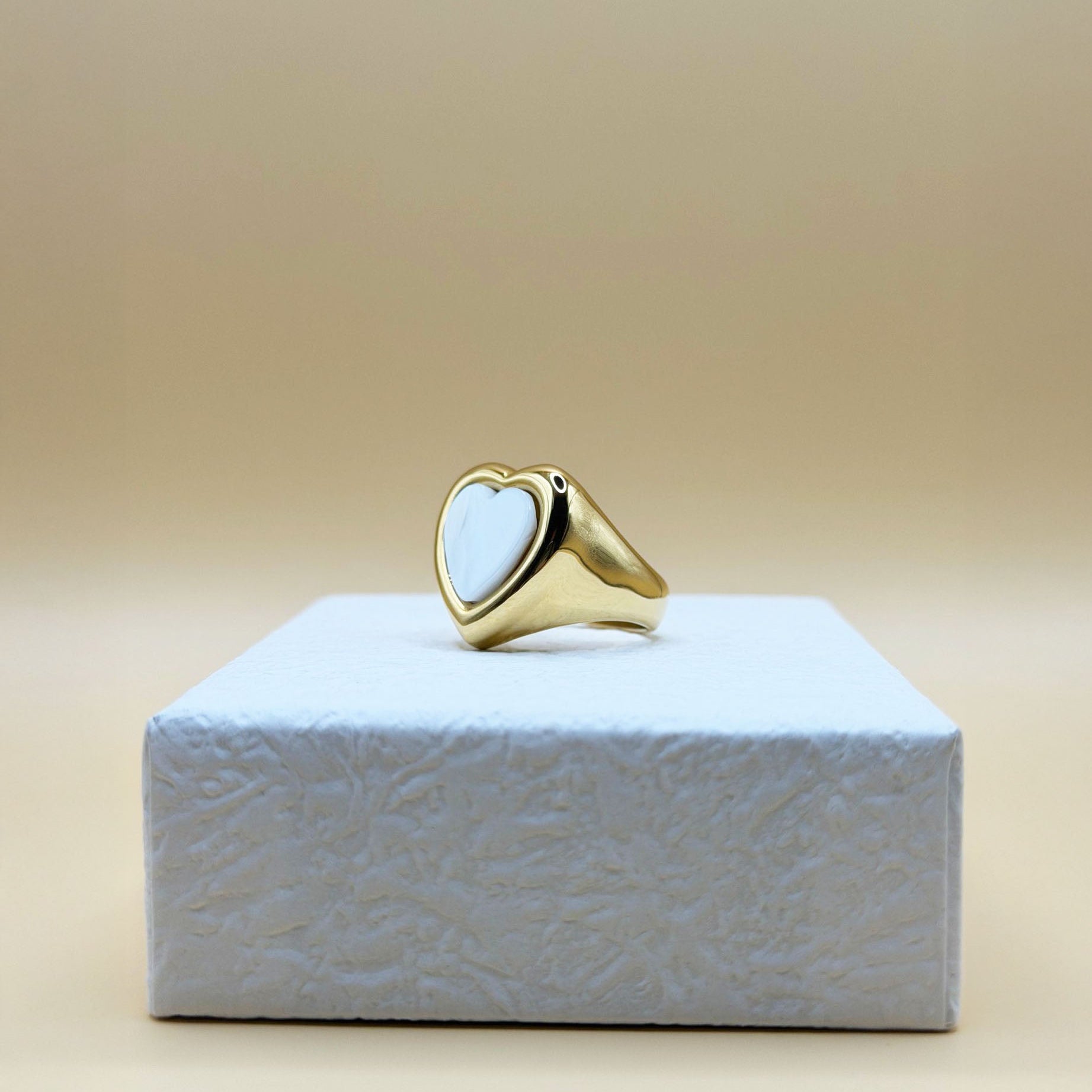 Bague plaquée or 18K et coeur perle de nacre taille unique