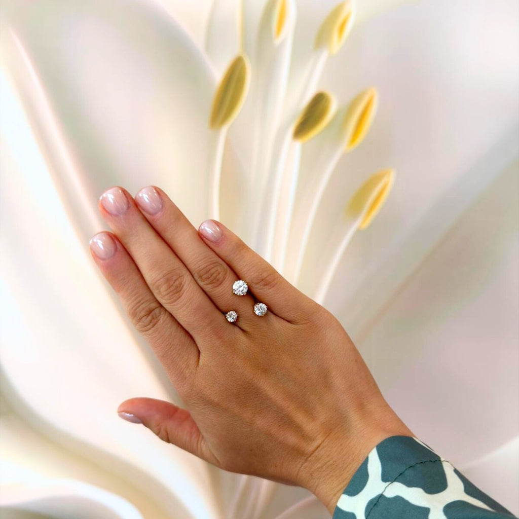 Bague ouverte avec trois pierres zircons