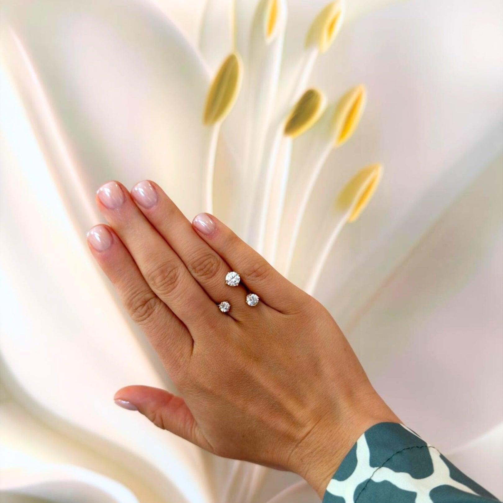 Bague ouverte avec trois pierres zircons