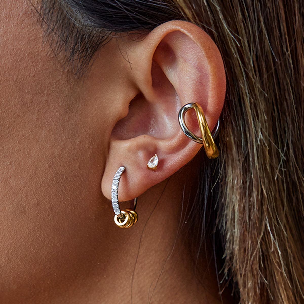 Boucle d'oreilles fines dorées et argentées avec petits anneaux et zircons brillants