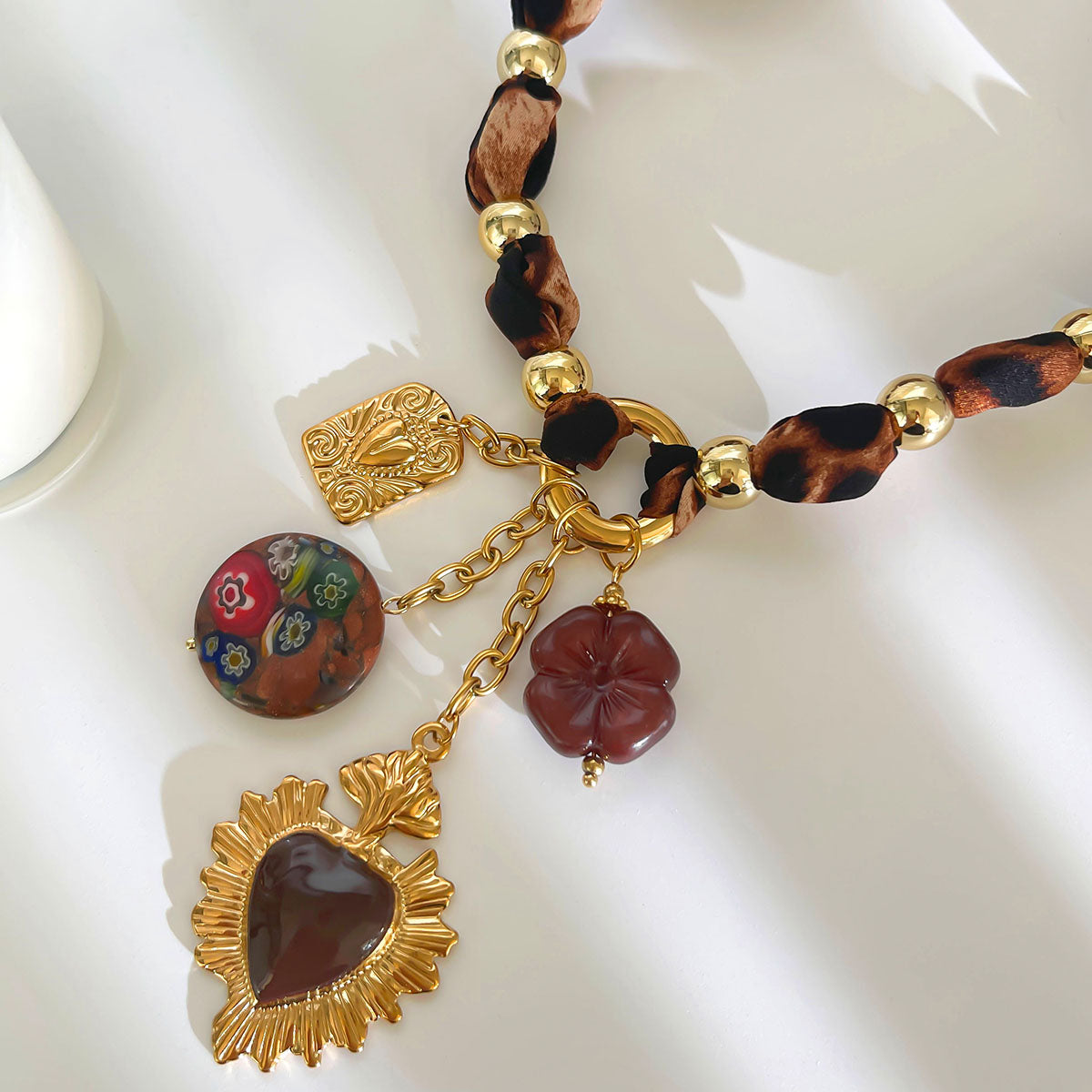 Collier breloques bohèmes tissu léopard