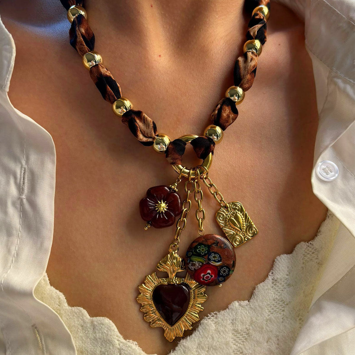 Collier acier inoxydable avec coeur en résine et tissu bohème