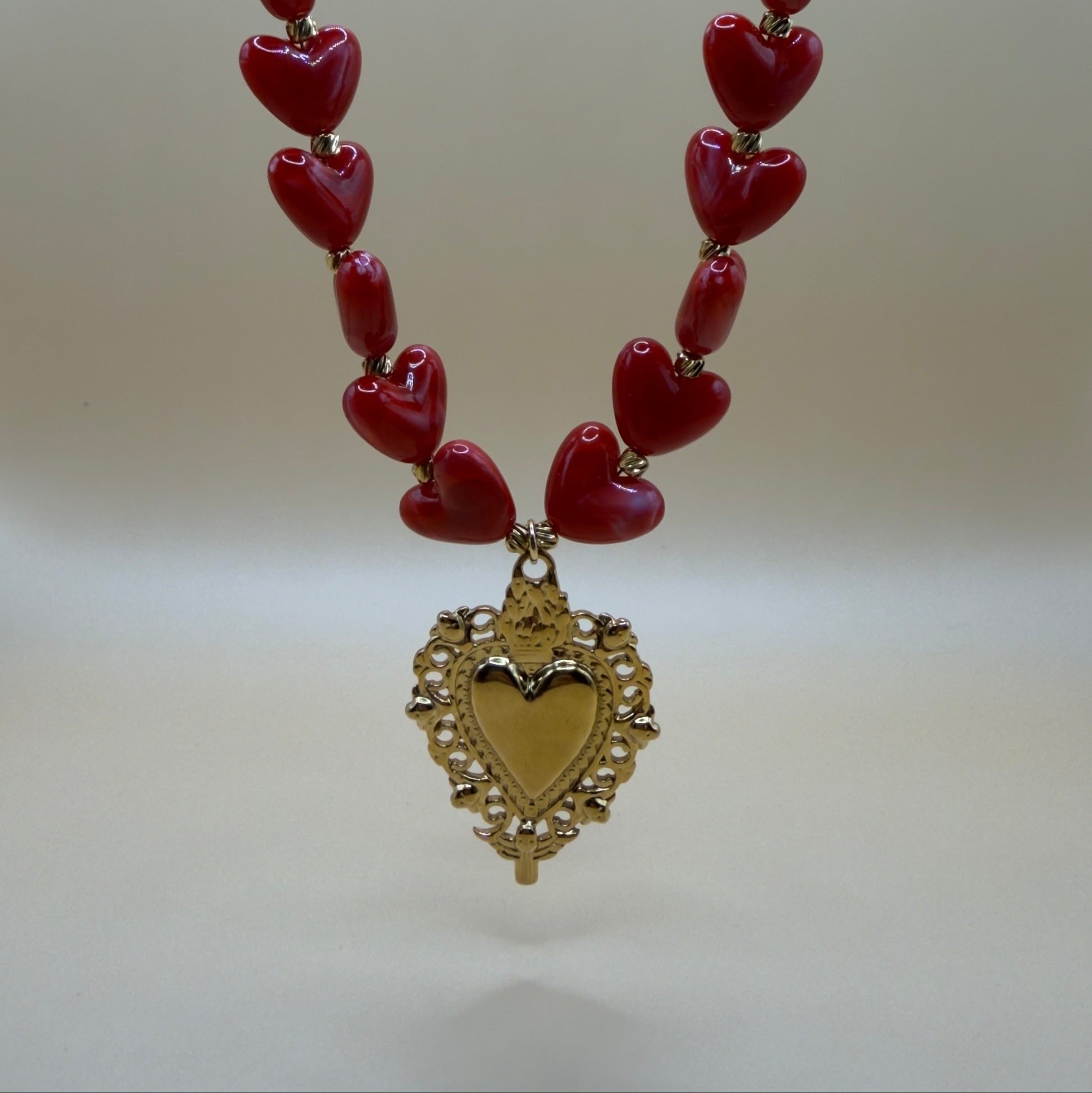 cœurs rouges en acrylique avec pendentif cœur en acier inoxydable