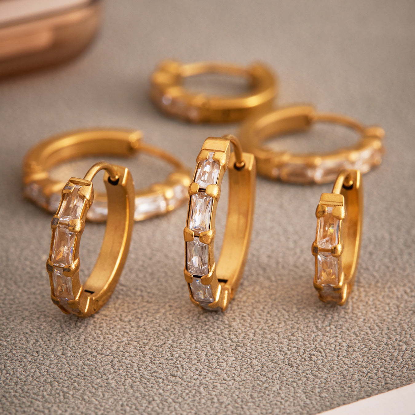 Créoles plaquées or 18k et pierres zircons